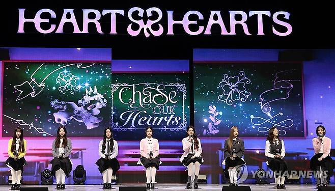 SM엔터 30주년에 데뷔한 하츠투하츠 (서울=연합뉴스) 이재희 기자 = 걸그룹 하츠투하츠(Hearts2Hearts)가 24일 서울 광진구 예스24라이브홀에서 열린 첫 번째 싱글 '더 체이스' 언론 공개회에 참석하고 있다. 2025.2.24 scape@yna.co.kr
