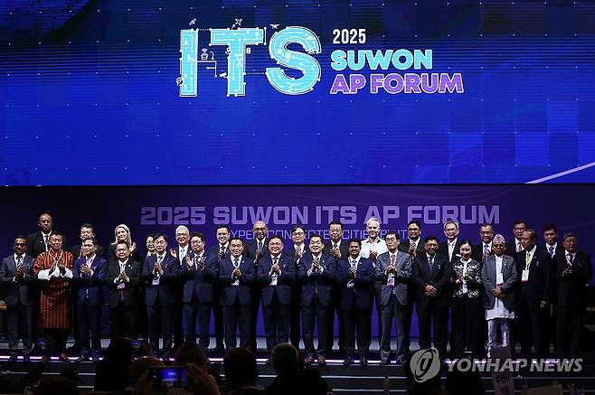 2025 수원 ITS 아태총회 개회식 (수원=연합뉴스) 홍기원 기자 = 28일 경기도 수원시 영통구 수원컨벤션센터에서 열린 '2025 수원 지능형 교통체계(ITS) 아시아태평양총회' 개회식에서 참석자들이 기념 촬영을 위해 포즈를 취하고 있다. 2025.5.28 xanadu@yna.co.kr