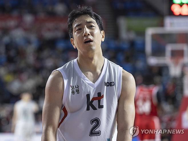 아쉬워하는 허훈 (서울=연합뉴스) 황광모 기자 = 23일 서울 송파구 잠실학생체육관에서 열린 2024~2025시즌 프로농구 4강 플레이오프 서울 SK와 수원 kt의 경기. kt의 허훈이 공격도중 SK의 공 소유권이 선언되자 아쉬운 표정을 짓고 있다. 2025.4.23 hkmpooh@yna.co.kr