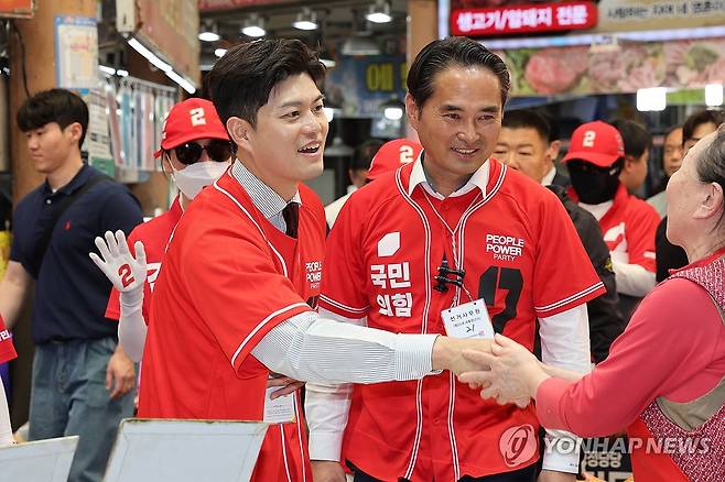 전남 목포 찾은 김용태 비상대책위원장 (목포=연합뉴스) 김혜인 기자 = 제21대 대통령 선거 사전투표를 하루 앞둔 28일 국민의힘 김용태 비상대책위원장이 전남 목포 동부시장을 찾아 김문수 후보를 지지해달라고 호소하고 있다. 2025.5.28 in@yna.co.kr