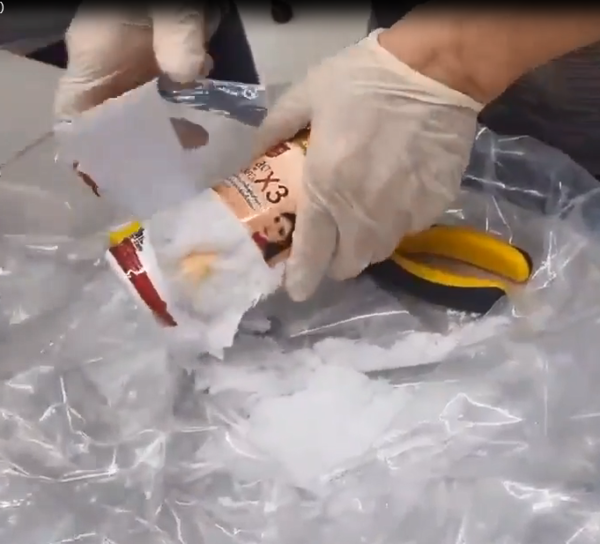 바디로션 통에 필로폰이 보관된 모습. 경찰이 해체하고 있다.2025.5.29 /경기남부경찰청 제공