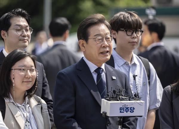 더불어민주당 이재명 대선후보가 21대 대통령 선거 사전 투표 첫날인 29일 서울 서대문구 신촌동 주민센터에서 투표를 마친 뒤 소감을 말하고 있다. /연합뉴스