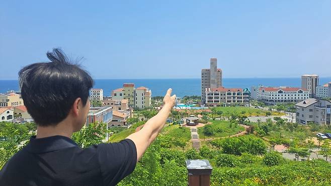 강동동에 거주하는 한 주민이 강동해변을 가리키면서 해상풍력발전기가 생길 경우 바다 조경이 훼손될 것을 우려했다.