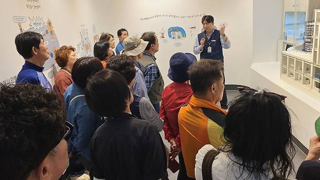 한울원자력발전소 직원이 원자력 에너지 생성 과정을 설명하고 있다.