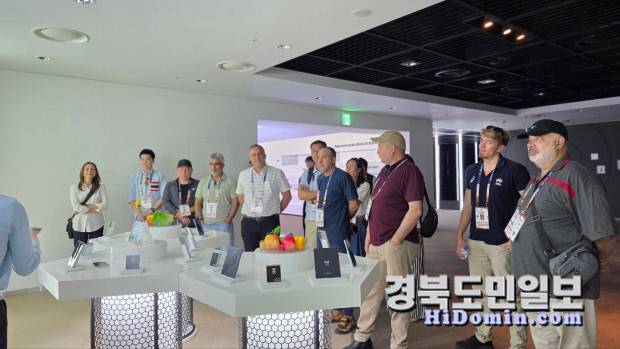 세계적인 글로벌 기업 삼성스마트시티를 방문한 참가자들이 첨단 기술과 혁신을 체험하며 투어를 진행하고 있다. 사진=구미시 제공