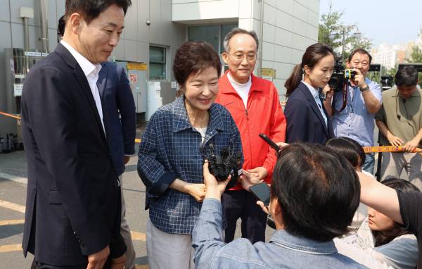 박근혜 전 대통령이 제21대 대통령선거 사전투표 첫날인 29일 대구 달성군 유가읍행정복지센터에 마련된 사전투표소에서 투표 후 취재진의 질문에 답하고 있다. 정훈진 기자 jhj131@kyongbuk.com