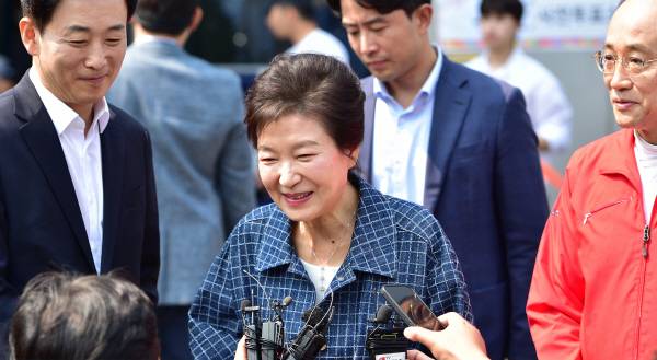 박근혜 전 대통령이 제21대 대통령선거 사전투표 첫날인 29일 대구 달성군 유가읍행정복지센터에 마련된 사전투표소에서 투표 후 취재진의 질문에 답하고 있다. 정훈진 기자 jhj131@kyongbuk.com