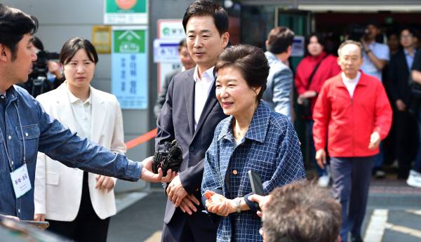 박근혜 전 대통령이 제21대 대통령선거 사전투표 첫날인 29일 대구 달성군 유가읍행정복지센터에 마련된 사전투표소에서 투표 후 취재진의 질문에 답하고 있다. 정훈진 기자 jhj131@kyongbuk.com
