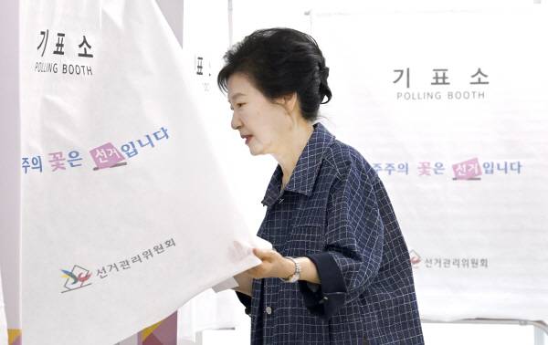 박근혜 전 대통령이 제21대 대통령 선거 사전투표 첫날인 29일 오전 대구 달성군 유가읍 행정복지센터에 마련된 사전투표소에서 투표하고 있다. 정훈진 기자 jhj131@kyongbuk.com