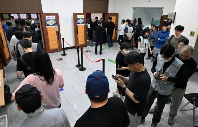 제21대 대통령선거 사전투표 첫날인 29일 창원시 성산구 중앙동행정복지센터에 마련된 사전투표소에서 시민들이 투표를 하기 위해 줄지어 기다리고 있다./김승권 기자/