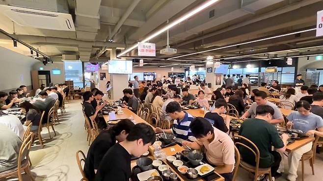 헥토그룹은 직원이 행복해야 회사도 성장한다는 철학 아래 다양한 직원 복지를 실시하고 있다. 삼시 세끼 무료로 식사를 챙겨주는 것도 그 일환이다. 헥토그룹의 구내식당 '채움'에서 직원들이 식사를 하고 있다./사진 제공=헥토그룹