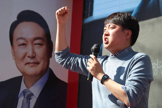 이준석 국민의힘 대표가 제20대 대통령선거를 일주일 앞둔 2일 오후 대구 중구 서문시장을 찾아 윤석열 국민의힘 대선 후보 지지를 호소하고 있다. 2022.3.2 (사진=뉴스1)