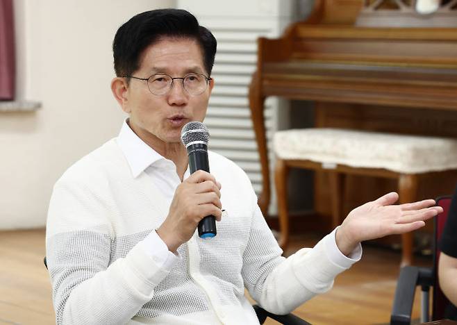 김문수 국민의힘 김문수 대선 후보가 29일 경기 안산시 초지종합사회복지관을 찾아 사회복지사들과 간담회를 하고 있다. (사진=연합뉴스)