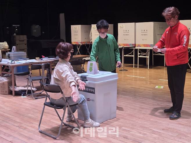 사전투표일인 29일 서울 구로구 구민센터에서 시민들이 기표 후 자신의 투표용지를 투표함에 넣고 있다. (사진=성가현 수습기자)