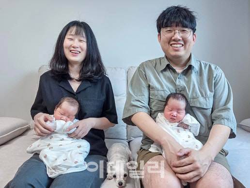 지난달 쌍둥이 출산으로 2000만원의 육아동행지원금을 받은 강남경 책임(왼쪽) 가족.