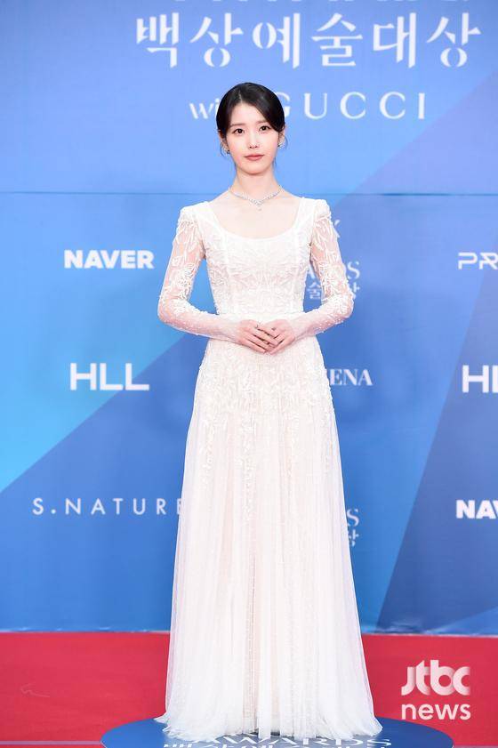 '제61회 백상예술대상 with 구찌' 레드카펫 행사가 5일 오후 서울 강남구 코엑스 B1홀에서 열렸다. '제61회 백상예술대상 with 구찌'는 이탈리아 럭셔리 브랜드 구찌(Gucci)가 3년 연속 파트너로 참여하며, JTBC·JTBC2·JTBC4에서 동시 생중계, 프리즘·네이버TV·치지직에서 디지털 생중계된다. 박세완 엔터뉴스팀 기자 park.sewan@jtbc.co.kr