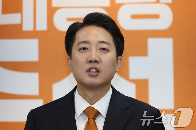 이준석 개혁신당 대통령 후보가 29일 오전 서울 여의도 국회에서 TV토론 당시 여성 신체 부위 언급에 대한 사과와 이재명 더불어민주당 후보 아들 의혹 관련 긴급 기자회견을 하고 있다. 2025.5.29/뉴스1 ⓒ News1 이광호 기자