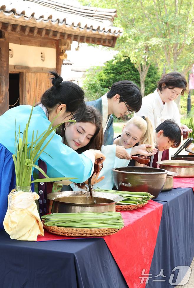단오(음력 5월5일)를 이틀 앞둔 29일 서울 종로구 국립민속박물관에서 관광객들이 창포물에 머리 감기 체험을 하고 있다.2025.5.29/뉴스1 ⓒ News1 신웅수 기자