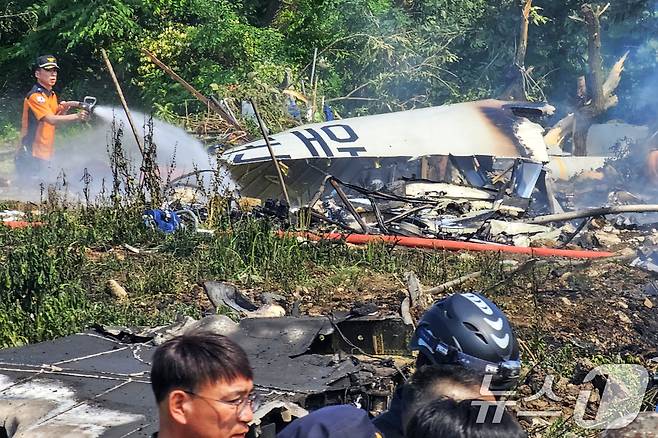 29일 오후 1시 35분쯤 경북 포항 남구 동해면 야산에 해군 해상 초계기(P-3C)가 추락해 연기가 피어오르고 있다. 2025.5.29/뉴스1 ⓒ News1 최창호 기자