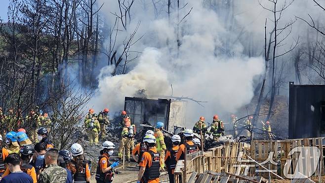 29일 오후 1시 35분쯤 경북 포항 남구 동해면 야산에 해군 해상 초계기 (P-3C)가 추락해 출동한 소방관이 진화작업을 벌이고 있다. 2025.5.29/뉴스1 ⓒ News1 최창호 기자