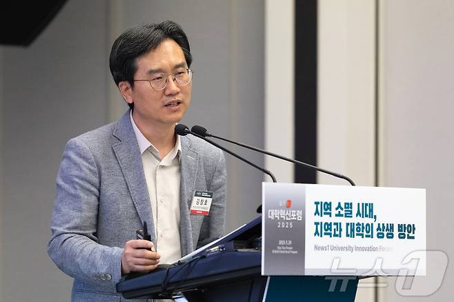 김창호 한국연구재단 학술총괄실장이 29일 서울 용산구 나인트리 프리미어 로카우스 호텔에서 '지역 소멸 시대, 지역과 대학의 상생 방안'을 주제로 열린 2025 뉴스1 대학혁신포럼에 참석해 '2025년도 중앙 RISE센터 추진 계획'을 주제로 발표하고 있다. 2025.5.29/뉴스1 ⓒ News1 이승배 기자