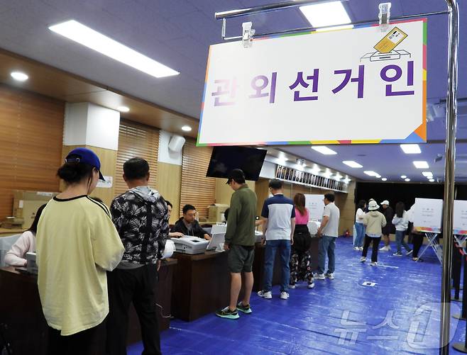 사전투표 첫날인 29일 오전 제주시 연동 사전투표소인 제주도의회 의원회관 대회의실에서 관외선거인 유권자들이 투표 준비를 하고 있다. 2025.5.29/뉴스1 ⓒ News1 오미란 기자