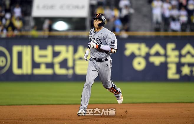 한화 채은성이 28일 잠실구장에서 열린 2025 KBO리그 LG와 경기 연장 11회초 2사 1루 상황에서 LG 박명근을 상대로 2점 홈런을 치고 베이스를 돌고 있다. 채은성의 시즌 6호 홈런. 잠실 | 박진업 기자 upandup@sportsseoul.com