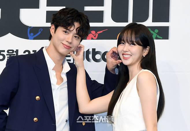 배우 박보검(왼쪽)과 김소현이 29일 서울 구로구 더링크서울 트리뷰트포트폴리오 호텔에서 진행된 JTBC 새 토일드라마 ‘굿보이’ 제작발표회에서 취재진을 향해 포즈를 취하고 있다. 2025 .5. 29. 박진업 기자 upandup@sportsseoul.com