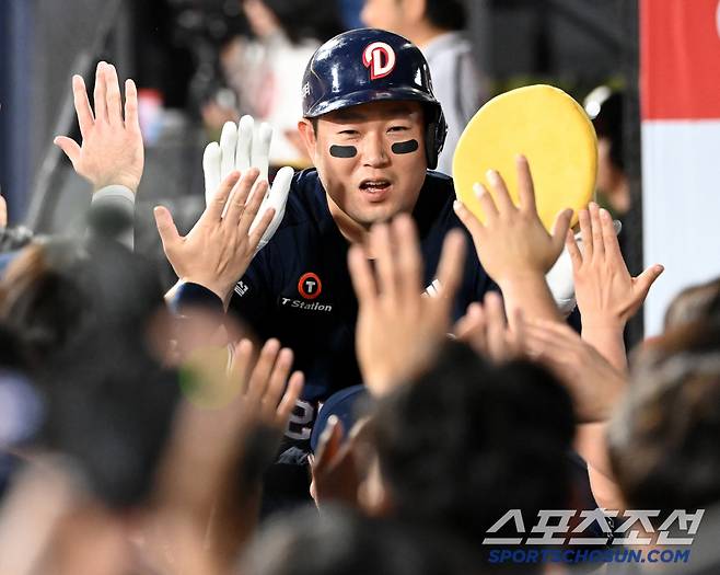 28일 수원KT위즈파크에서 열린 두산과 KT의 경기, 7회초 두산 양의지가 솔로홈런을 치고 기쁨을 나누고 있다. 수원=허상욱 기자wook@sportschosun.com/2025.05.28/
