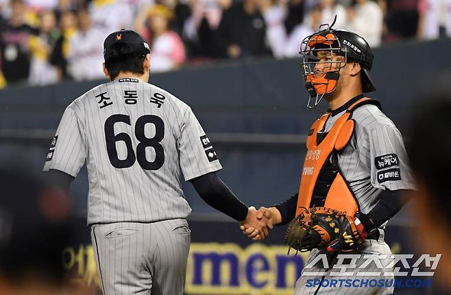 포수 이재원에게 감사한 마음을 전하는 조동욱.