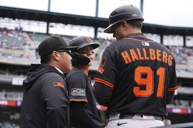 이정후가 7회 시작 전 마크 할버그 1루코치의 이야기를 듣고 있다. AP연합뉴스