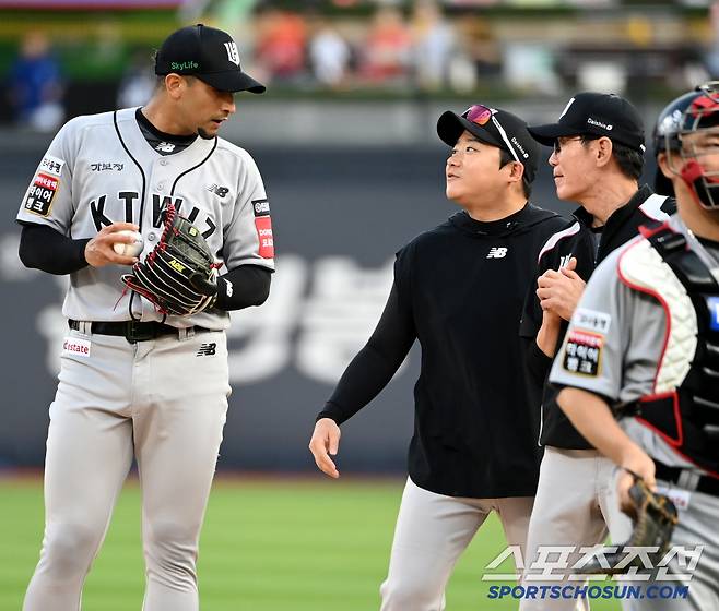 28일 수원KT위즈파크에서 열린 두산과 KT의 경기, 1회초 KT 쿠에바스가 1사 1,3루의 위기를 맞자 이강철 감독이 마운드에 올라와 이야기를 하고 있다. 수원=허상욱 기자wook@sportschosun.com/2025.05.28/