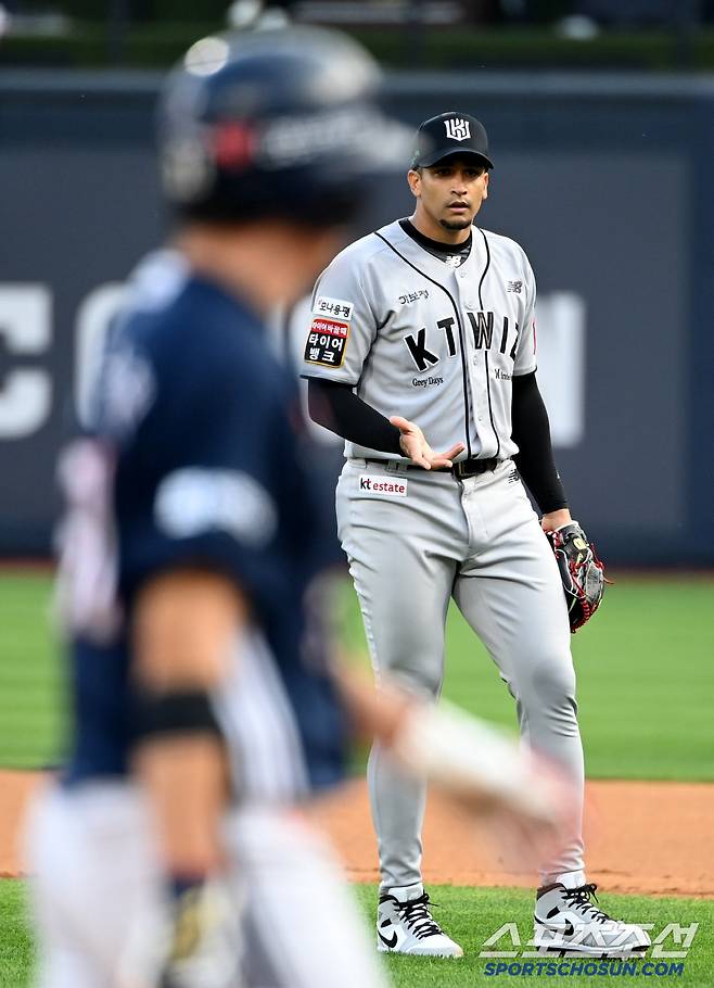 28일 수원KT위즈파크에서 열린 두산과 KT의 경기, 1회초 무사 1,3루 KT 쿠에바스가 두산 양의지 타석때 보크를 범해 실점한 후 심판에게 어필하고 있다. 수원=허상욱 기자wook@sportschosun.com/2025.05.28/