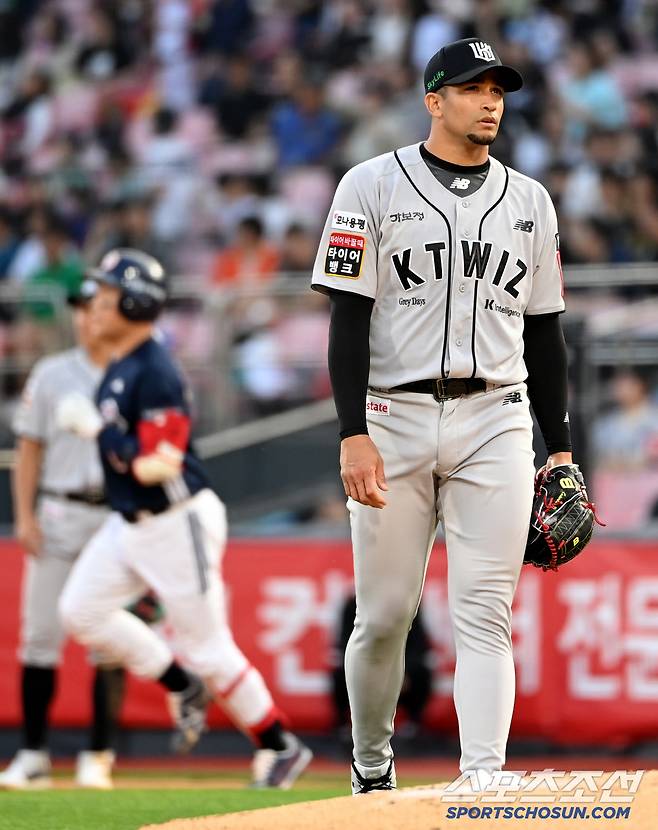 28일 수원KT위즈파크에서 열린 두산과 KT의 경기, 3회초 KT 쿠에바스가 두산 양의지에 솔로홈런을 내준 뒤 아쉬워하고 있다. 수원=허상욱 기자wook@sportschosun.com/2025.05.28/