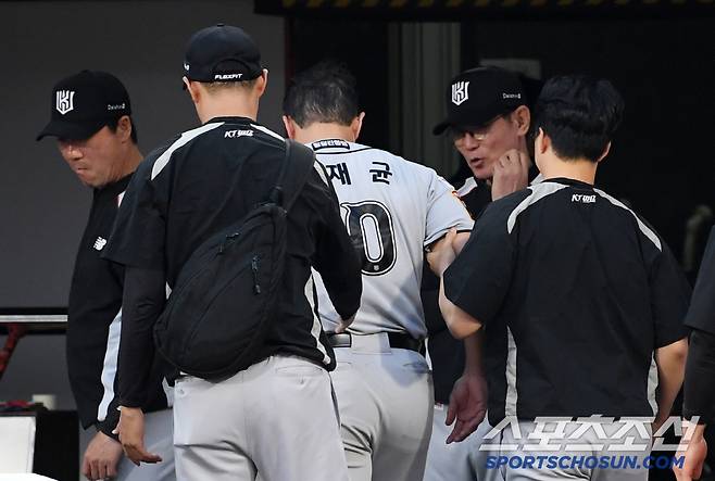 29일 수원KT위즈파크에서 열린 KBO리그 KT 위즈와 두산 베어스의 경기. 3회말 2사 1,2루 KT 로하스 적시타 때 득점한 황재균이 다리 통증을 호소하고 있다. 수원=박재만 기자 pjm@sportschosun.com/2025.05.29/