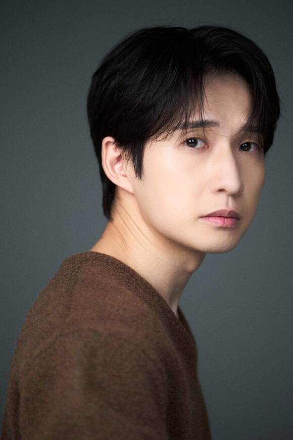 배우 류덕환이 최근 서울 강남구 한 카페에서 <더팩트>와 만나 JTBC 토일드라마 '천국보다 아름다운'과 관련된 이야기를 나눴다. /씨엘엔컴퍼니