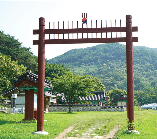 임진왜란 당시 의병을 일으켜 큰 공을 세우고 전사한 강희보·강희열 형제 의병장을 기리는 쌍의사 홍살문. 광양시 제공