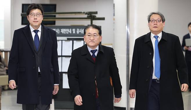 작년 11월 서울 서초구 서울고등법원에서 열린 '김학의 불법 출국금지' 2심 선고 공판에 출석한 조국혁신당 이규원 전략위원장(왼쪽), 차규근 의원(가운데), 이광철 전 청와대 민정비서관이 법원을 나서고 있다. /뉴스1