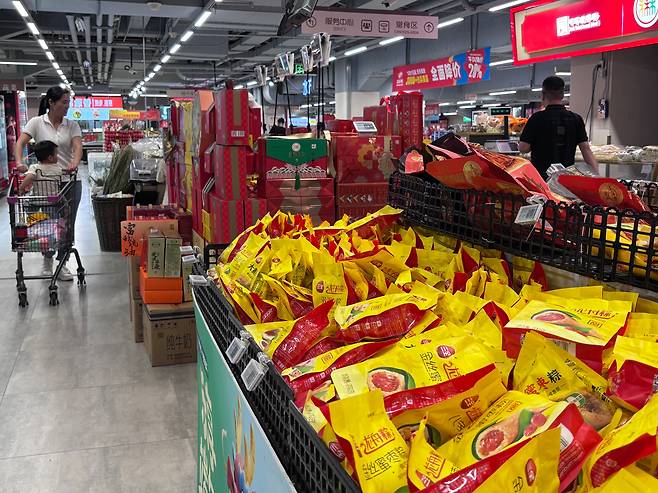 28일 오후 중국 베이징의 한 대형마트에서 단오절 맞이 선물용 쭝쯔 매대가 마련된 모습. /베이징=이은영 특파원