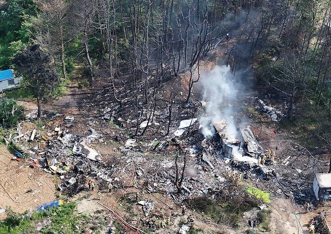 29일 오후 1시 50분께 경북 포항시 남구 동해면 신정리 한 야산에 해군 초계기가 추락한 가운데 군과 소방 당국 등 관계기관이 현장 수습을 하고 있다. ⓒ연합뉴스
