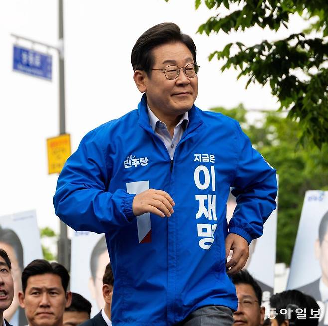 더불어민주당 이재명 대선 후보가 28일 서울 광진구 어린이대공원 앞 유세 현장에 도착해 연단에 올라서고 있다. 이훈구 기자 ufo@donga.com