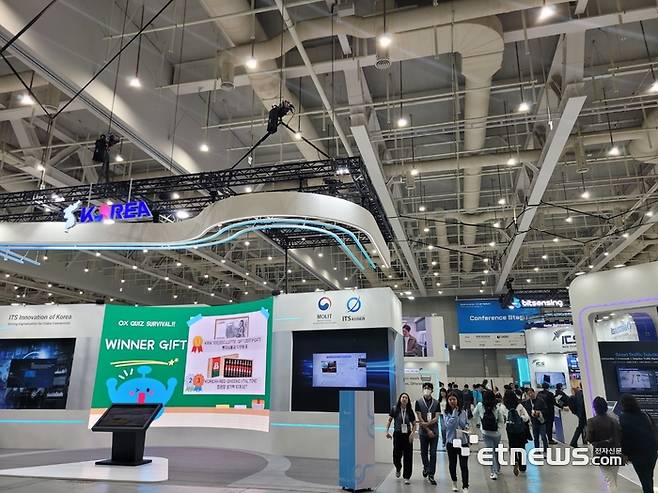 국토교통부와 수원특례시는 28일부터 30일까지 3일간 수원컨벤션센터에서2025 수원 ITS아태총회를 개최한다. 행사 첫날 전시회장에서 관람객이 부스를 둘러보고 있다. (사진=박효주기자)
