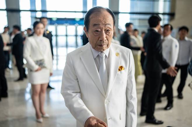 췌장을 이식받기 전 노년의 모습을 한 사이비 종교 새신교 교주 영춘(신구). 안나푸르나필름·NEW 제공
