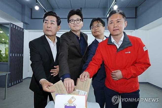 한동훈 국민의힘 전 대표가 제21대 대통령 선거 사전투표 첫날인 29일 광주 동구 창업지원센터에 위치한 서남동 사전투표소에서 투표를 하고 있다. /사진=연합뉴스