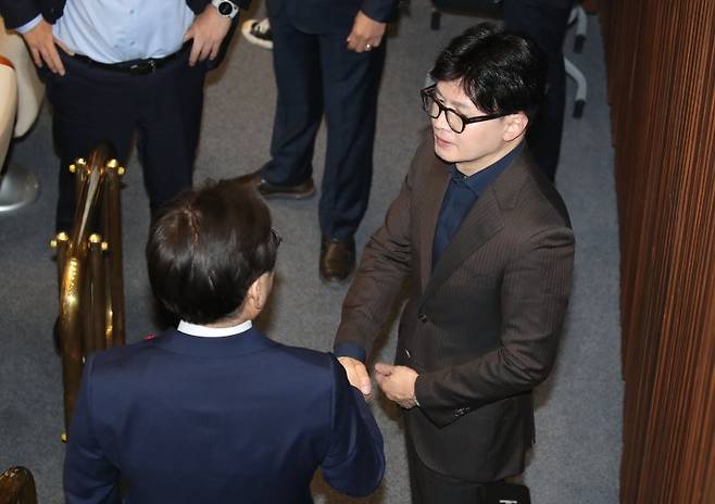 지난해 12월 3일 윤석열 대통령이 비상계엄령을 선포한 가운데 4일 새벽 서울 여의도 국회에서 열린 본회의에서 이재명 더불어민주당 대표와 한동훈 국민의힘 대표가 인사를 나누는 모습. /사진=뉴스1
