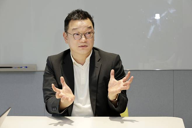 김준일 아스텔라스 대표는 ‘한겨레’와 인터뷰에서 “고도의 전문성이 요구되는 제약·바이오 산업 분야는 인재 확보가 기업의 경쟁력에 큰 영향을 끼친다”고 강조했다. 김명진 기자 littleprince@hani.co.kr