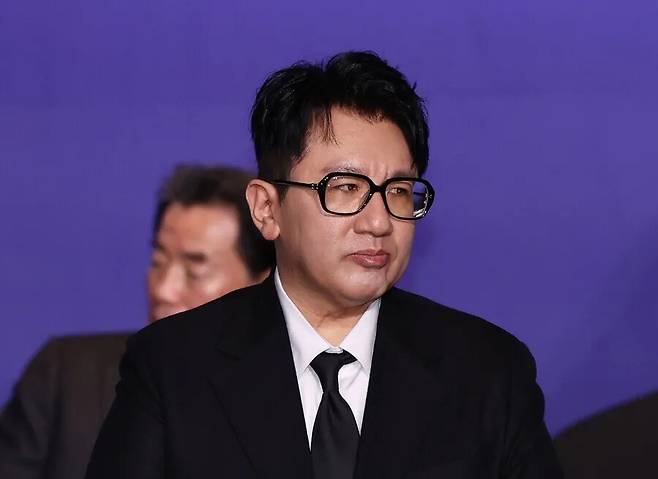 방시혁 하이브 의장이 20일 열린 한국경제인협회 제64회 정기총회에서 신규 회원사 기념 촬영을 위해 무대에 올라 대기하고 있다. 연합뉴스