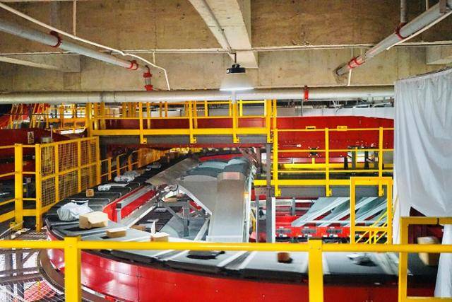 로봇 자동화 시스템이 하루 최대 72만 건의 물량을 처리하는 중국 베이징시 다싱구의 징둥 '아시아 1호 스마트 창고'에 인간 작업자는 21명 수준에 불과하다. 징둥 제공