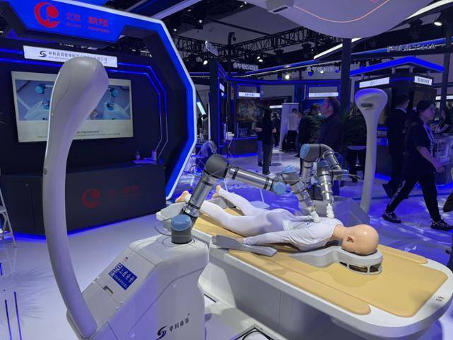 8일 중국 베이징 국가회의중심에서 열린 제27회 베이징 국제과학기술산업박람회에서 디지털 중의학 경락 조절 로봇이 시연하고 있다. 로봇 베이징=이혜미 특파원