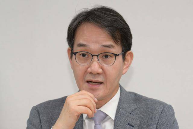 올해 1월 취임한 송영일 제9대 한국기후변화학회장이 26일 서울 서초구 기후변화학회 사무실에서 한국일보와 인터뷰하고 있다. 토목공학을 전공한 송 학회장은 '기후변화 영향 및 취약성 통합평가 모형'(MOTIVE) 연구를 주도했고, 한국환경연구원(KEI) 국가기후변화적응센터장 등을 지냈다. 강예진 기자